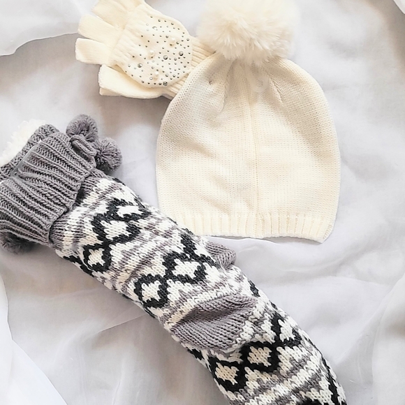NWT! Cozy Women's Bundle Beanie, Booties, Gloves Gift Set - Picture 4 of 4